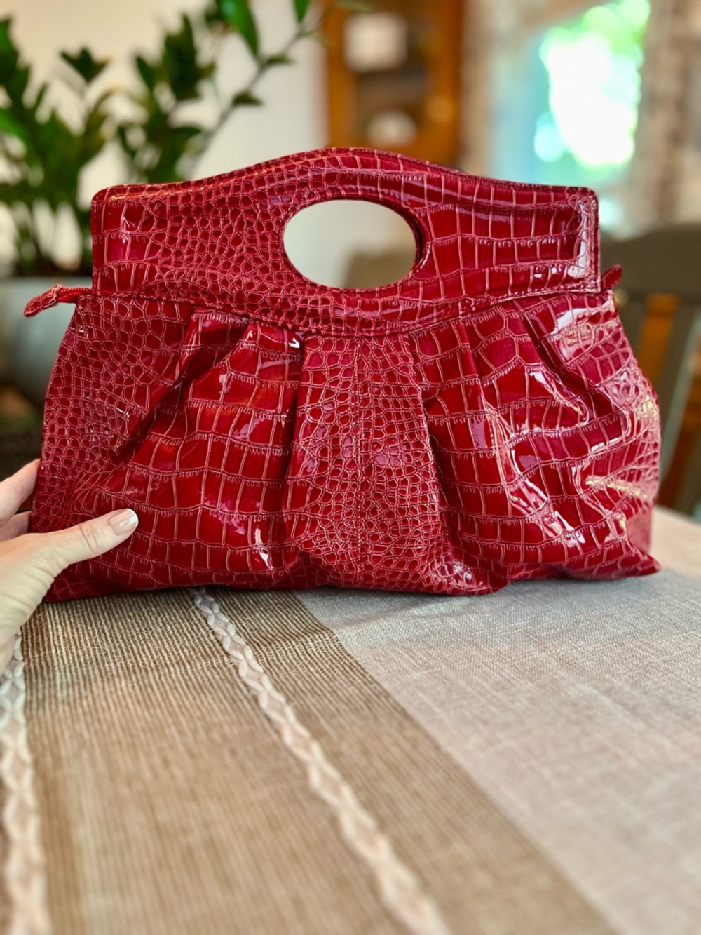 🐊Red Croc-Embossed Patent Clutch Handbag Cutout Handle Statement Bag